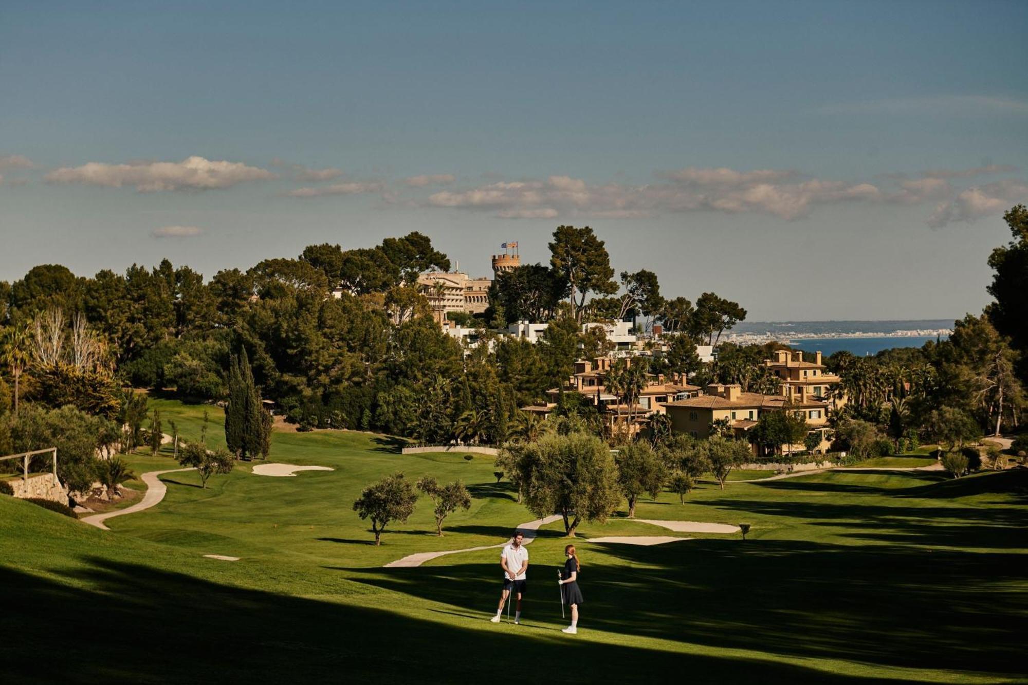 Castillo Hotel Son Vida, A Luxury Collection Hotel, Mallorca (Adults Only) Palma de Mallorca Bagian luar foto Golf course with couple in the foreground
