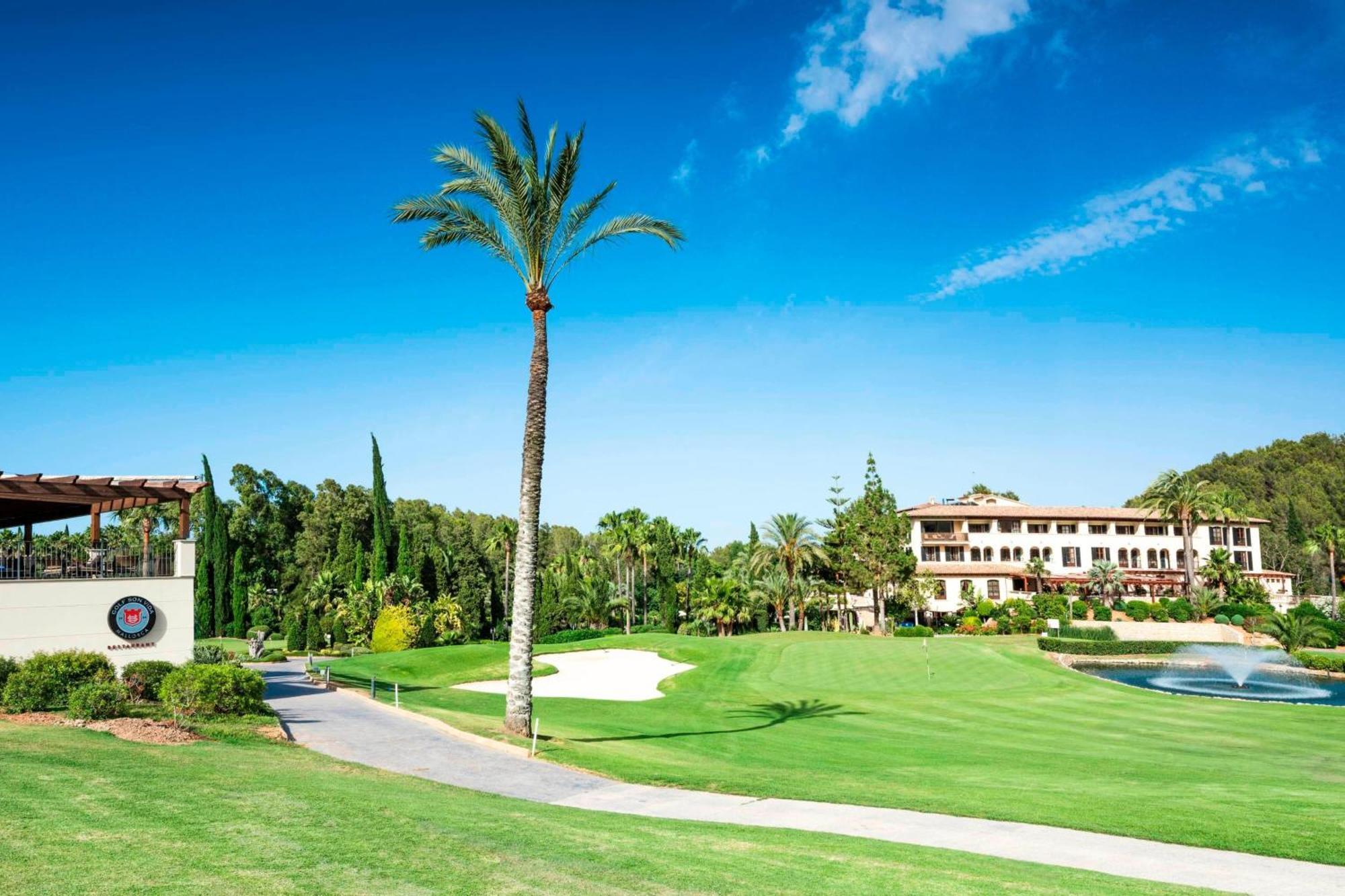 Castillo Hotel Son Vida, A Luxury Collection Hotel, Mallorca (Adults Only) Palma de Mallorca Bagian luar foto Golf course with hotel in the background
