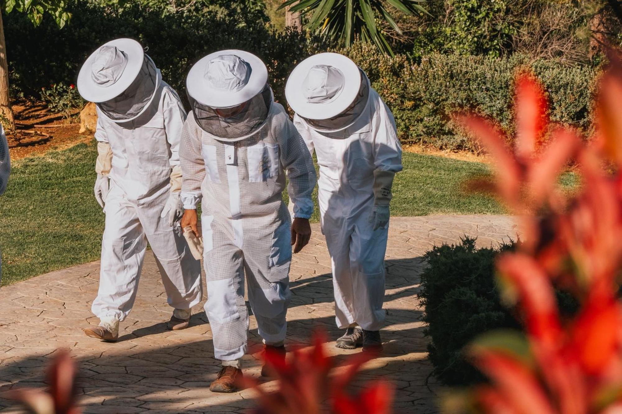 Castillo Hotel Son Vida, A Luxury Collection Hotel, Mallorca (Adults Only) Palma de Mallorca Bagian luar foto Beekeepers in full beekeeping suit