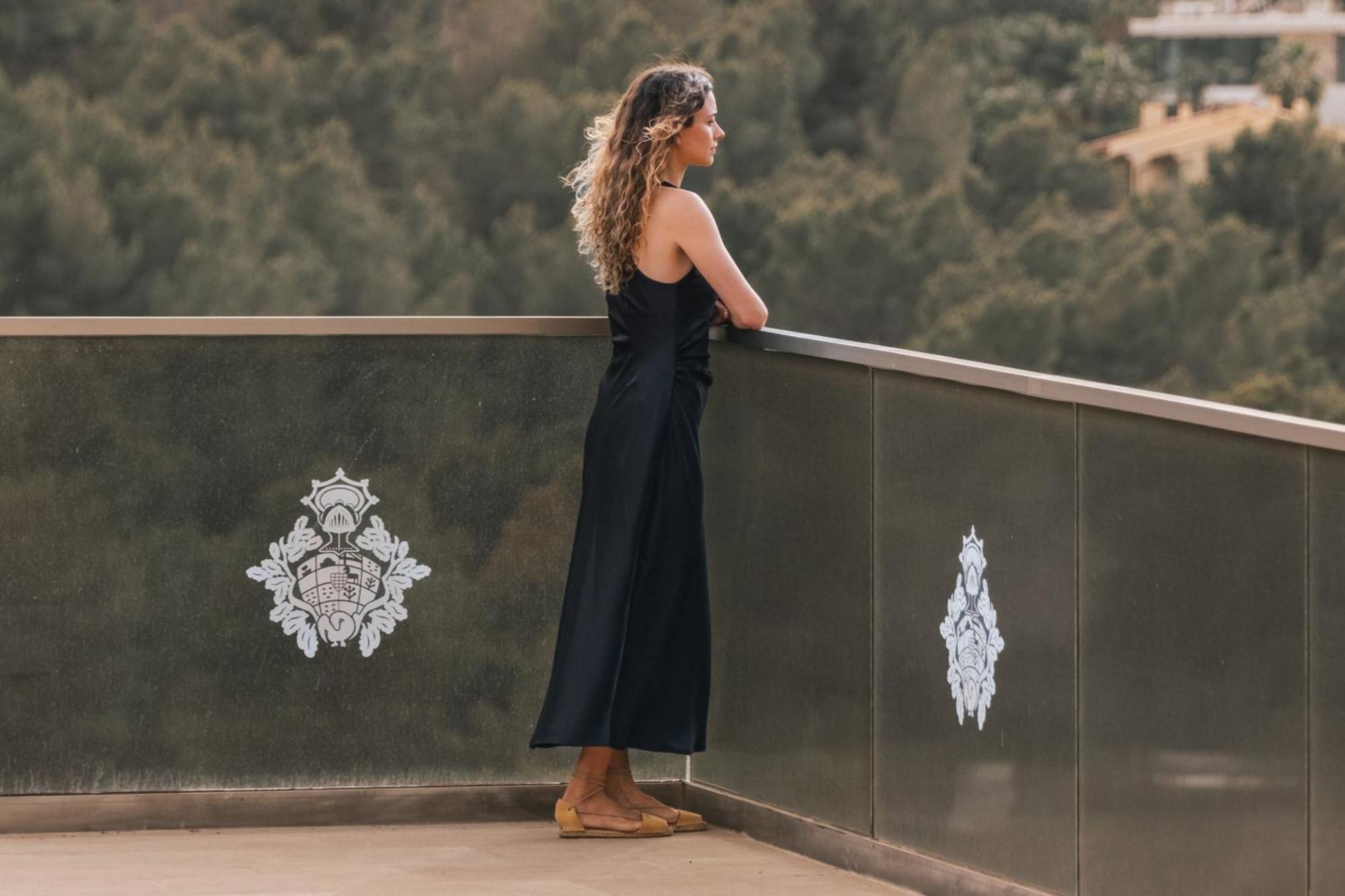 Castillo Hotel Son Vida, A Luxury Collection Hotel, Mallorca (Adults Only) Palma de Mallorca Bagian luar foto "A woman in a dress and sandals on a balcony."