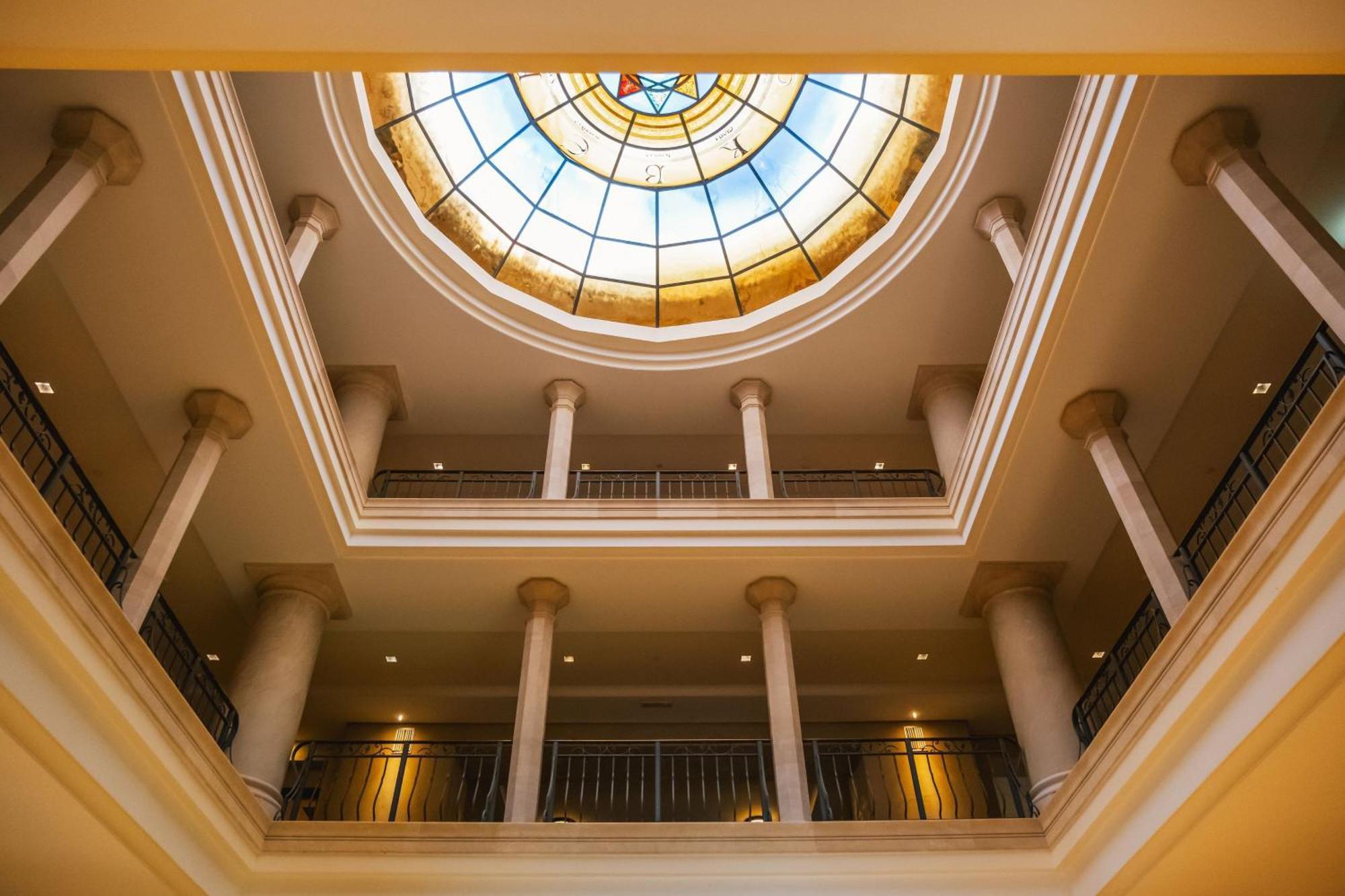 Castillo Hotel Son Vida, A Luxury Collection Hotel, Mallorca (Adults Only) Palma de Mallorca Bagian luar foto The synagogue's interior