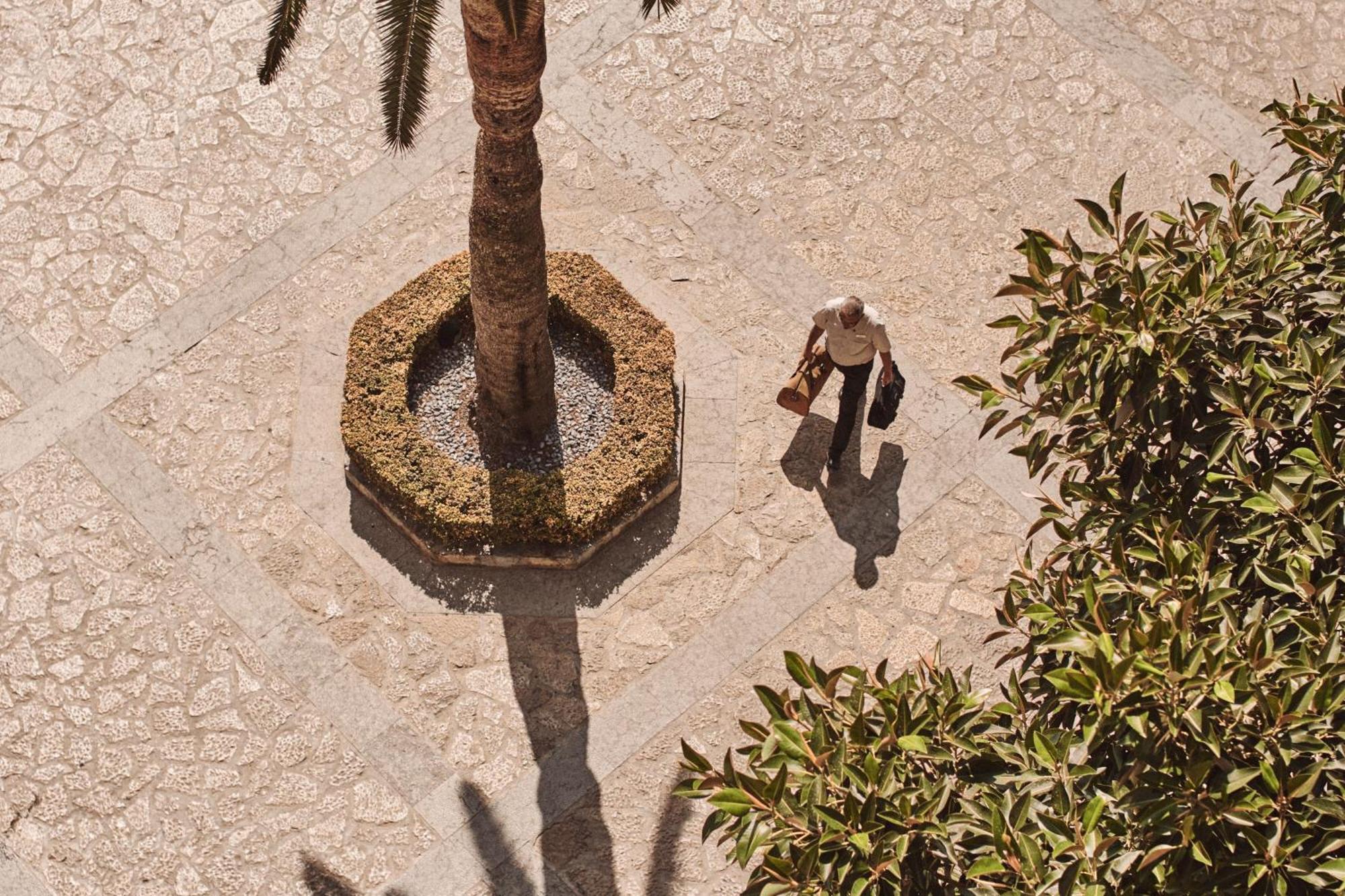 Castillo Hotel Son Vida, A Luxury Collection Hotel, Mallorca (Adults Only) Palma de Mallorca Bagian luar foto A man walking with a suitcase